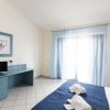 Camera d'albergo luminosa con letto matrimoniale e TV.