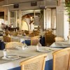 Sala ristorante con tavoli apparecchiati.