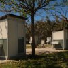 Piccoli edifici con lavabo all'aperto.