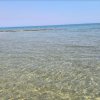 Mare con acqua trasparente.