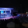 Spettacolo serale su un palco all'aperto.