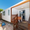 Veranda in legno con sedia a sdraio e pallone.