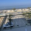 Vista dal balcone sulla strada e sul mare.