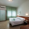 Camera doppia con armadio e bagno annesso.