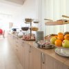 Tavolo buffet con frutta e cereali.