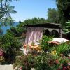 Terrazza fiorita con tavolo vista mare.