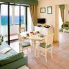 Salotto e sala da pranzo con balcone vista mare.