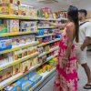 Coppia in un supermercato esamina scaffali pieni di biscotti.