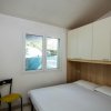 Camera con letto matrimoniale e finestra.