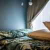 Dettaglio di un letto con cuscini.