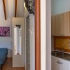 Vista parziale di cucina e camera con letto.