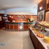 Reception di un hotel con bancone e buffet dolci.