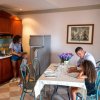 Famiglia riunita in cucina, donna con bambino.