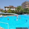 Piscina con scivolo e palme intorno.