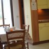 Cucina con tavolo apparecchiato vicino a balcone.