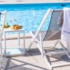 Due sedie a sdraio vicino a una piscina con accanto un tavolino con vino e snack.