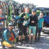 Un gruppo di ciclisti davanti a un'auto piena di biciclette.