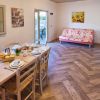 Sala da pranzo con tavolo apparecchiato e cucina.