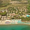 Vista aerea di un complesso turistico e spiaggia.