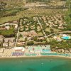Veduta aerea di un villaggio turistico vicino al mare.