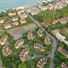 Veduta aerea di complesso residenziale vicino al mare.
