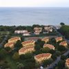 Complesso residenziale con tetti rossi vicino al mare.