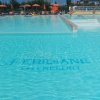 Piscina con ombrelloni arancioni.