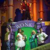 Sei persone in scena davanti a un'insegna Wonka.