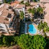 Complesso residenziale con piscina centrale.