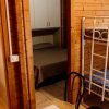 Interno di una casetta con letto matrimoniale e letti a castello.